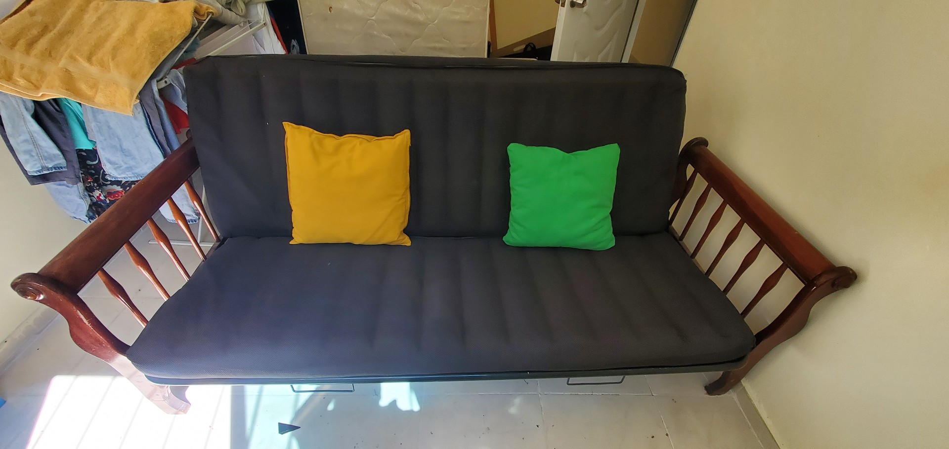 muebles y colchones - Vendo sofá cama por motivos de viaje  1