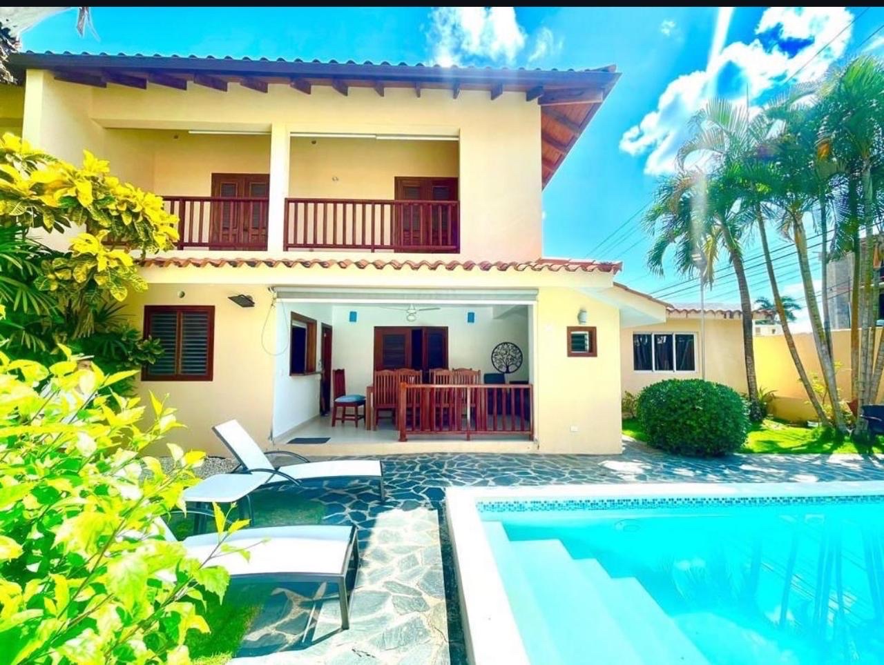 casas vacacionales y villas - venta de Villa en las terrenas de Samana con piscina privada cerca de la playa  1