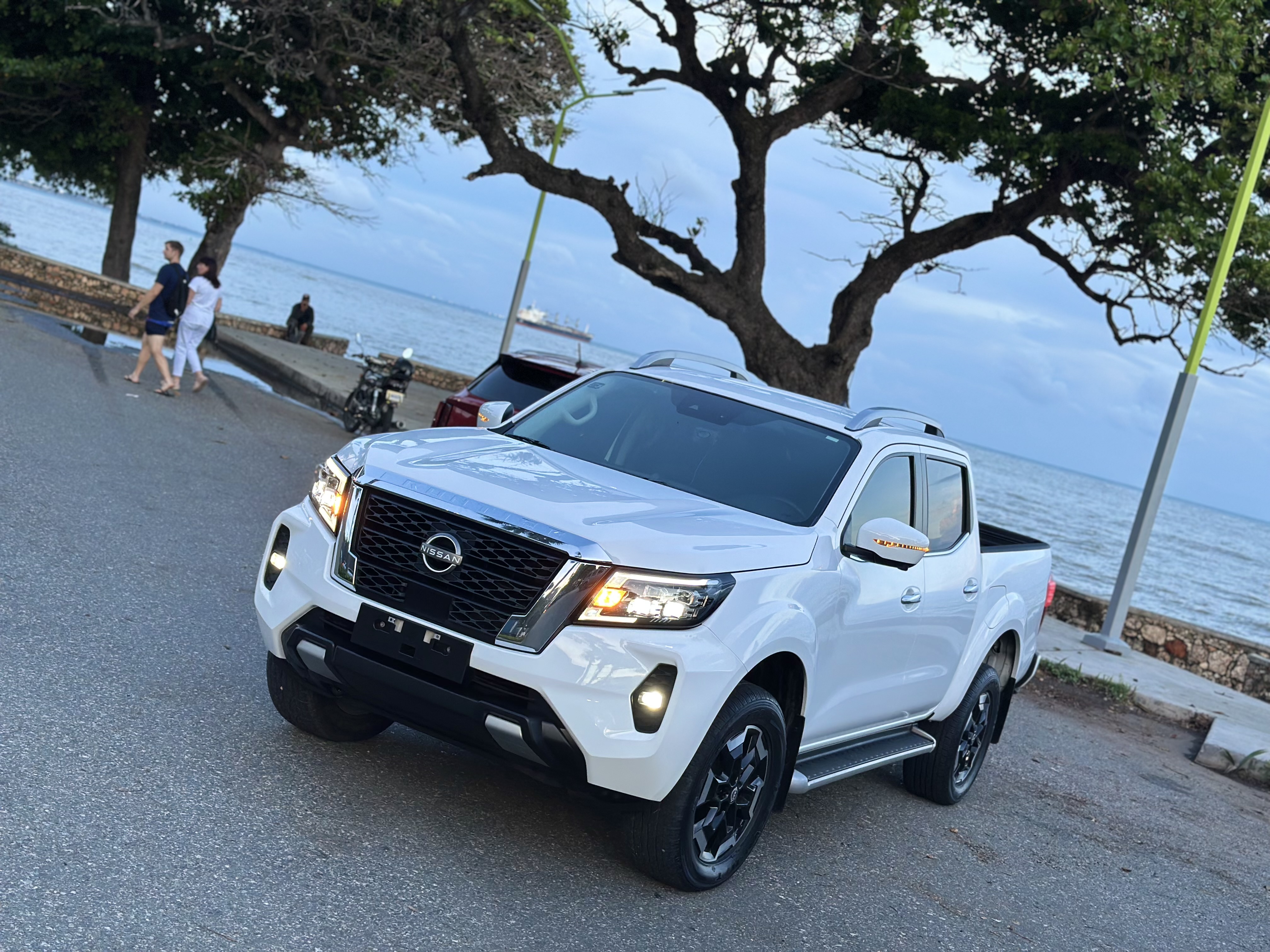 jeepetas y camionetas - 2024 NISSAN FRONTIER LE 4x4 NEGOCIABLE