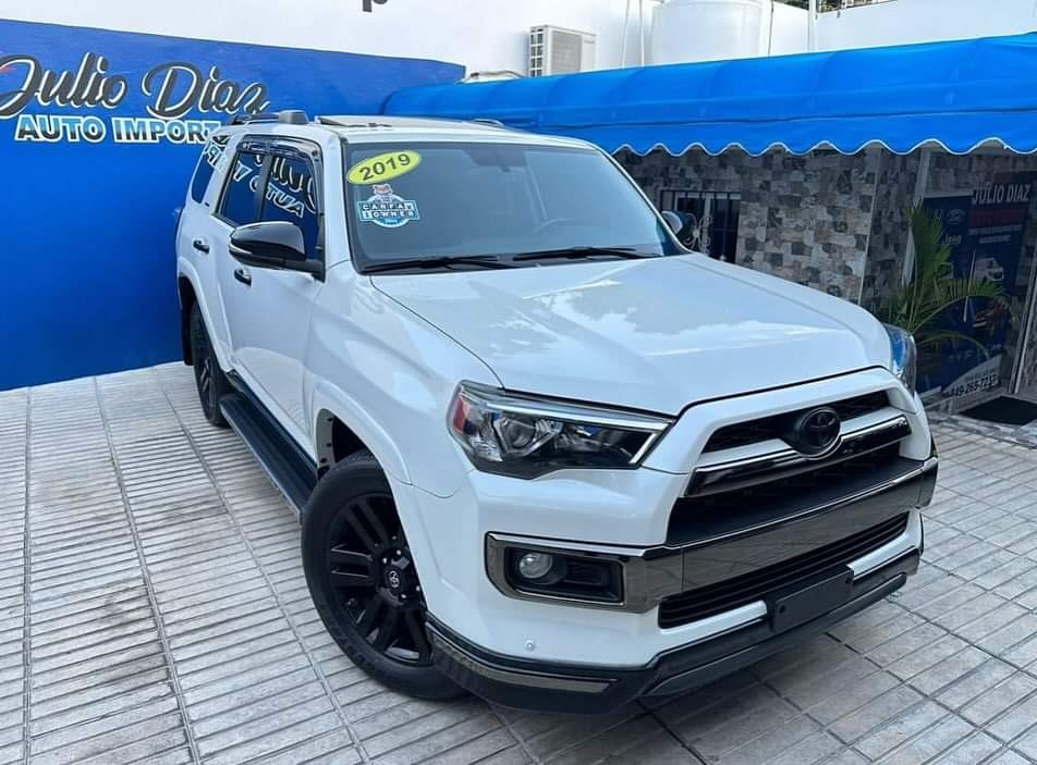 jeepetas y camionetas - 2019 Toyota 4Runner Nightshade tres fila de asientos Americana Clen Carfax. 1