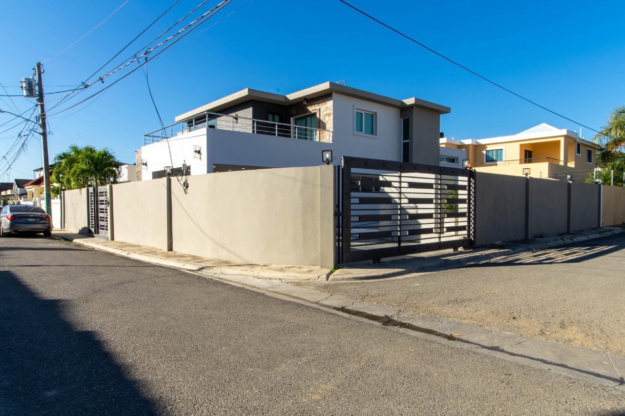 casas - MODERNA CASA EN VENTA EN AV. 27 FEBRERO. 5