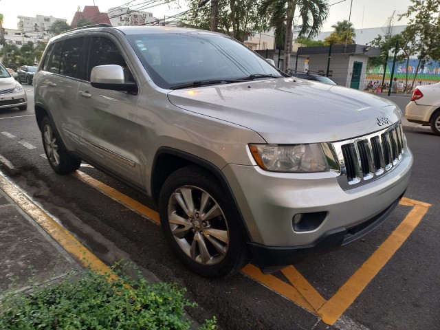 jeepetas y camionetas - Jep. Cheroke año 2013 4x4 piel unico dueño miy pocas millas $195,000 puede finan