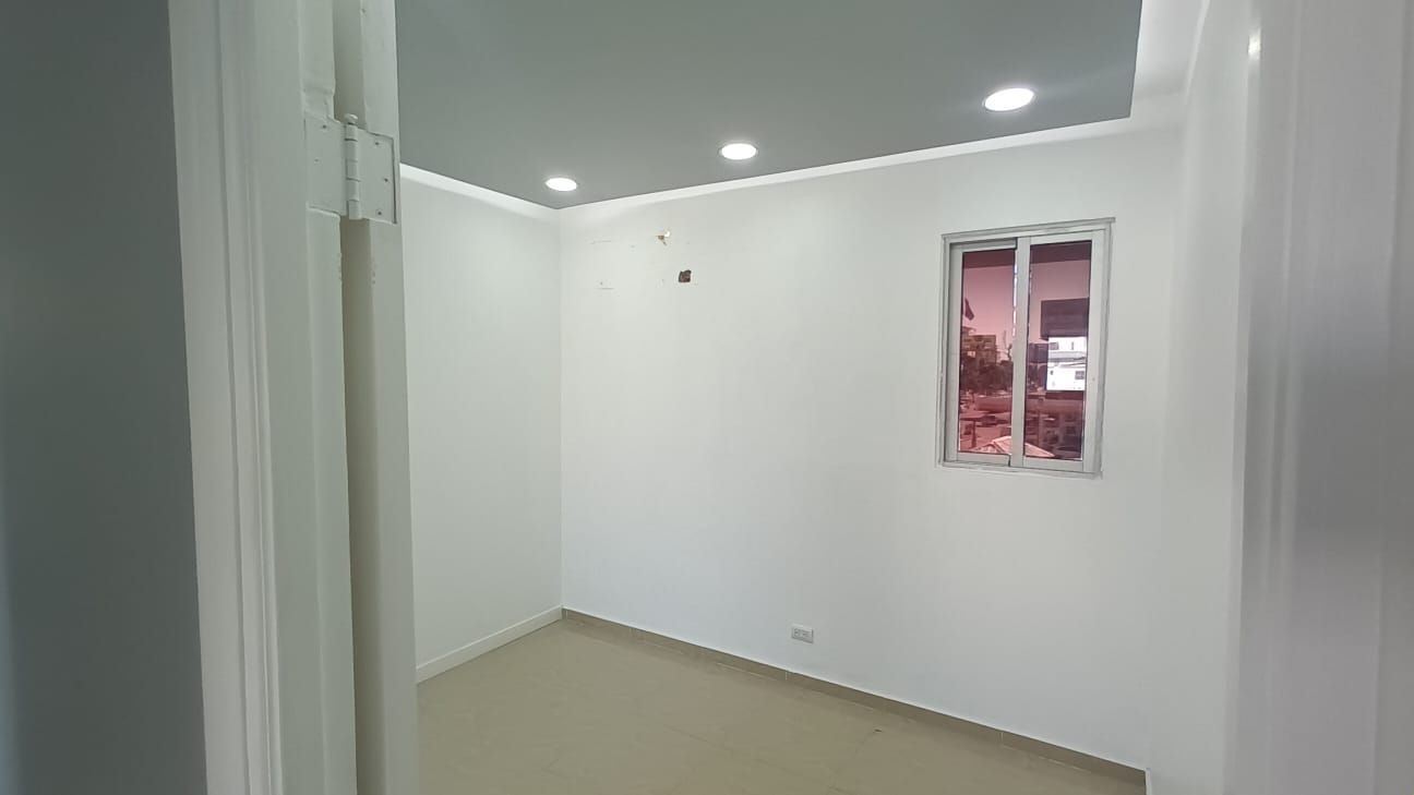 oficinas y locales comerciales - Ensanche Quisqueya 3er piso 107m2 1 parqueo  2