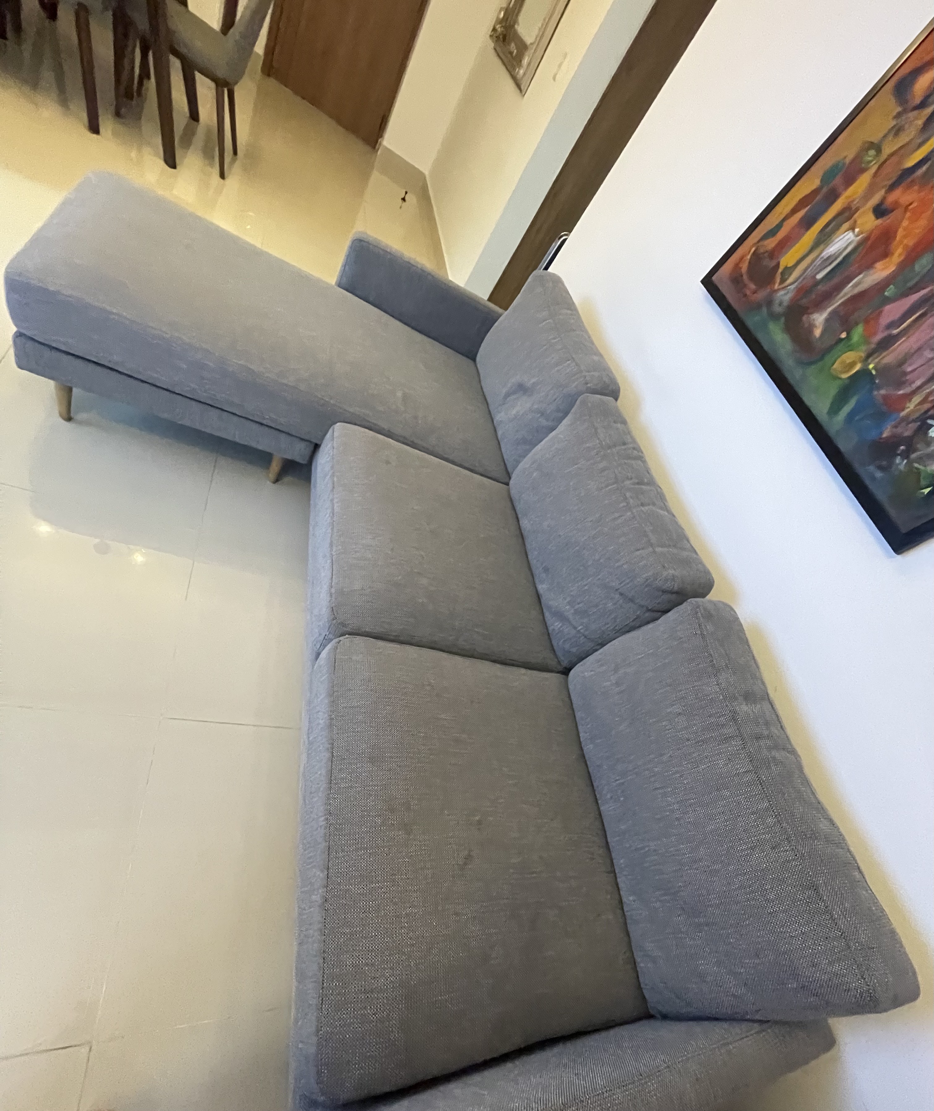 muebles y colchones - SOFA SECCIONAL ESTACIONARIO EN FRENTE DE TELA GRIS OSCURO 

 4