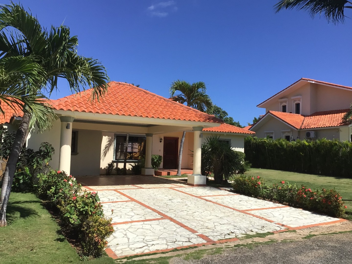 casas vacacionales y villas - villa juan dolio con piscina de oportunidad