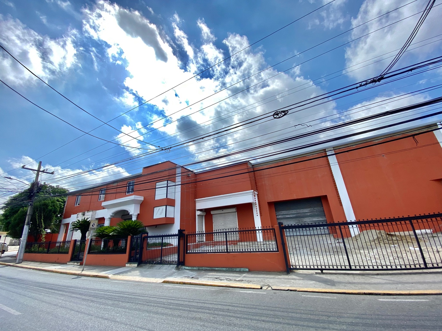 oficinas y locales comerciales - Edificio Comercial con Oficinas y Almacén con Rampa, Multiples Parqueos 9