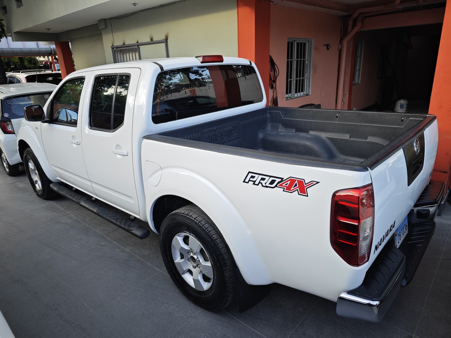 jeepetas y camionetas - NISSAN NAVARA LE 2011 4X4 AUTOMATICA 6