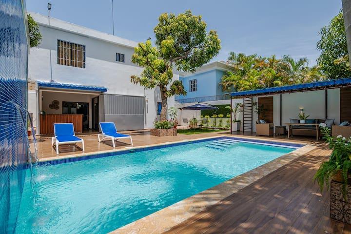 casas - Casa con 5 habitaciones y piscina en Corales del Sur, Santo Domingo Este 2