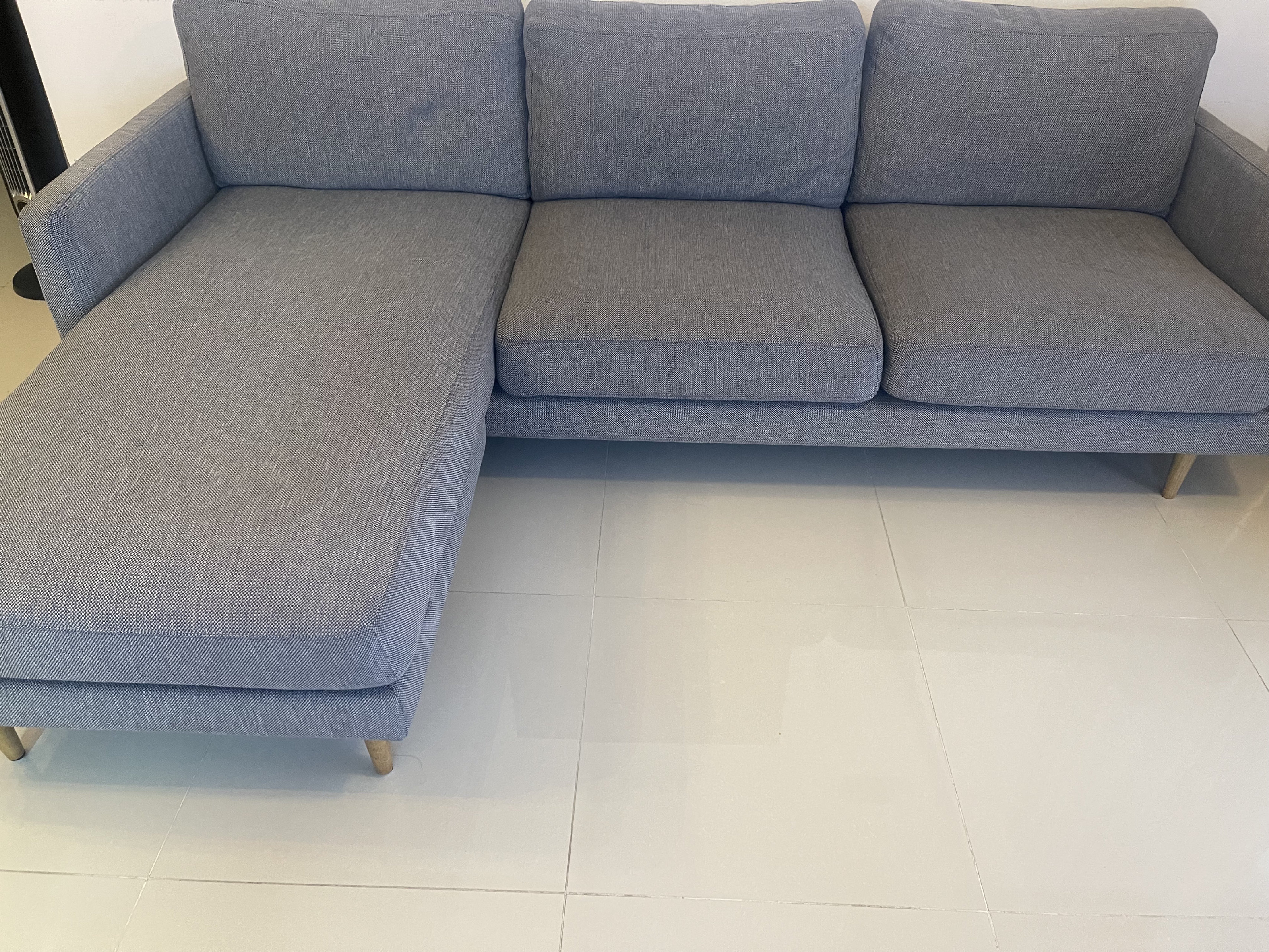 muebles y colchones - SOFA SECCIONAL ESTACIONARIO EN FRENTE DE TELA GRIS OSCURO 

 6