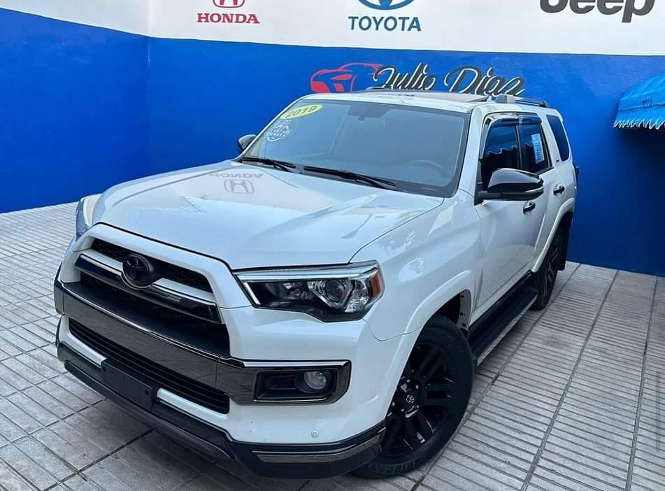 jeepetas y camionetas - 2019 Toyota 4Runner Nightshade tres fila de asientos Americana Clen Carfax.