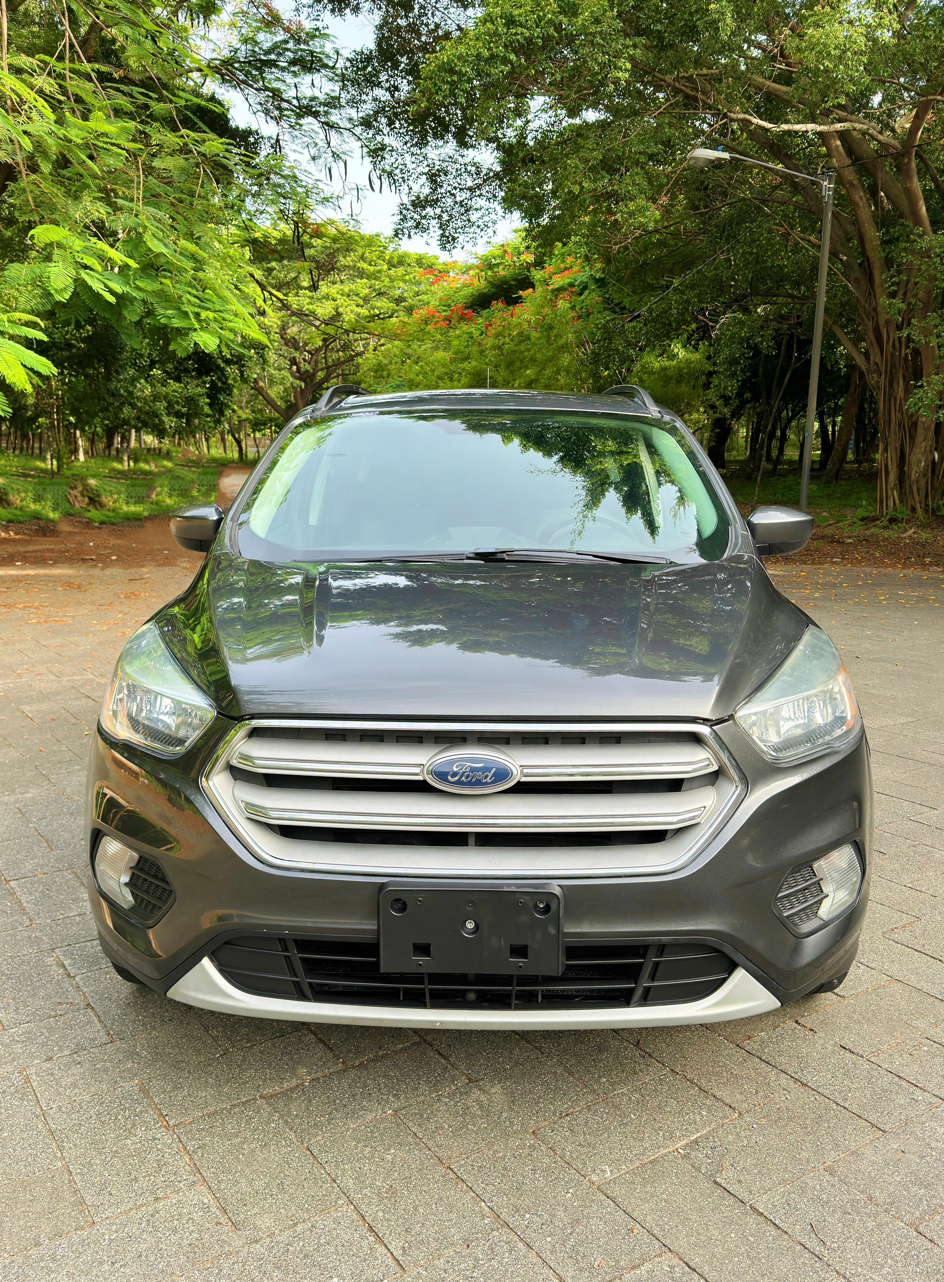 jeepetas y camionetas - Excelente condiciones Ford escape se 2018  1