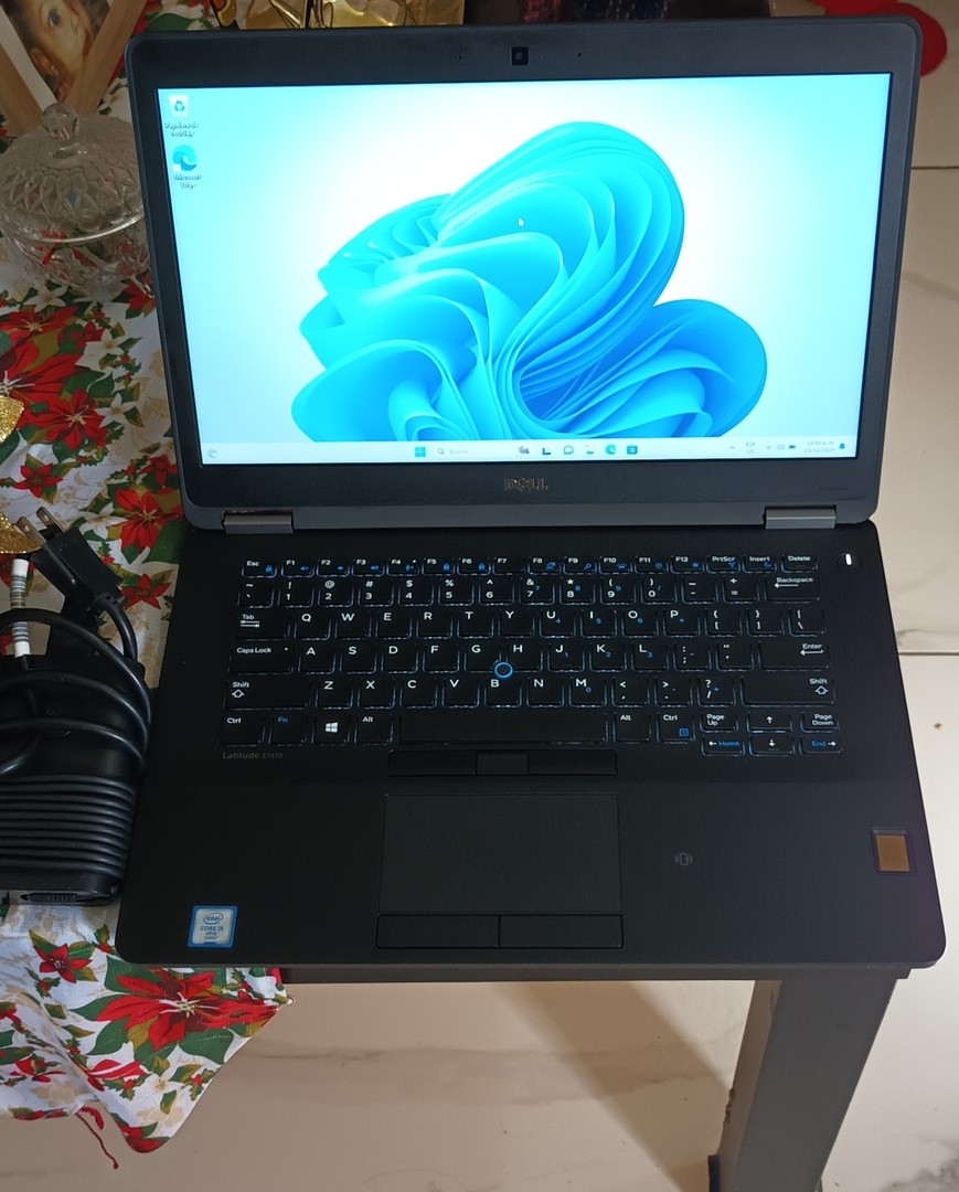 computadoras y laptops - Laptop Dell Slim e7470 i5 500GB Disco duro SSD 16GB DDR4 Ram win 11
