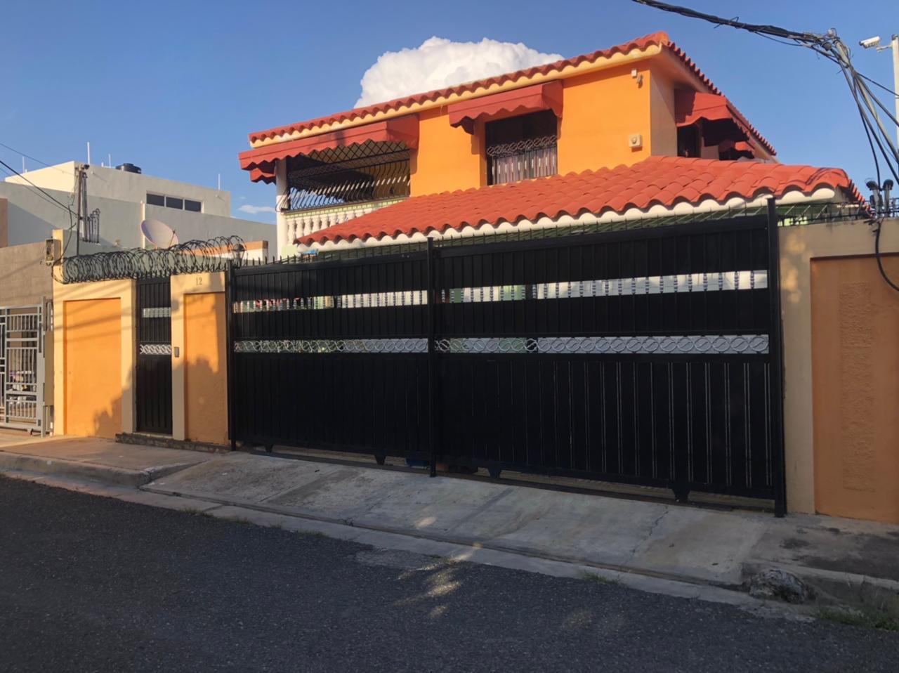 casas - Venta de hermosa casa en vista hermosa Santo Domingo este 