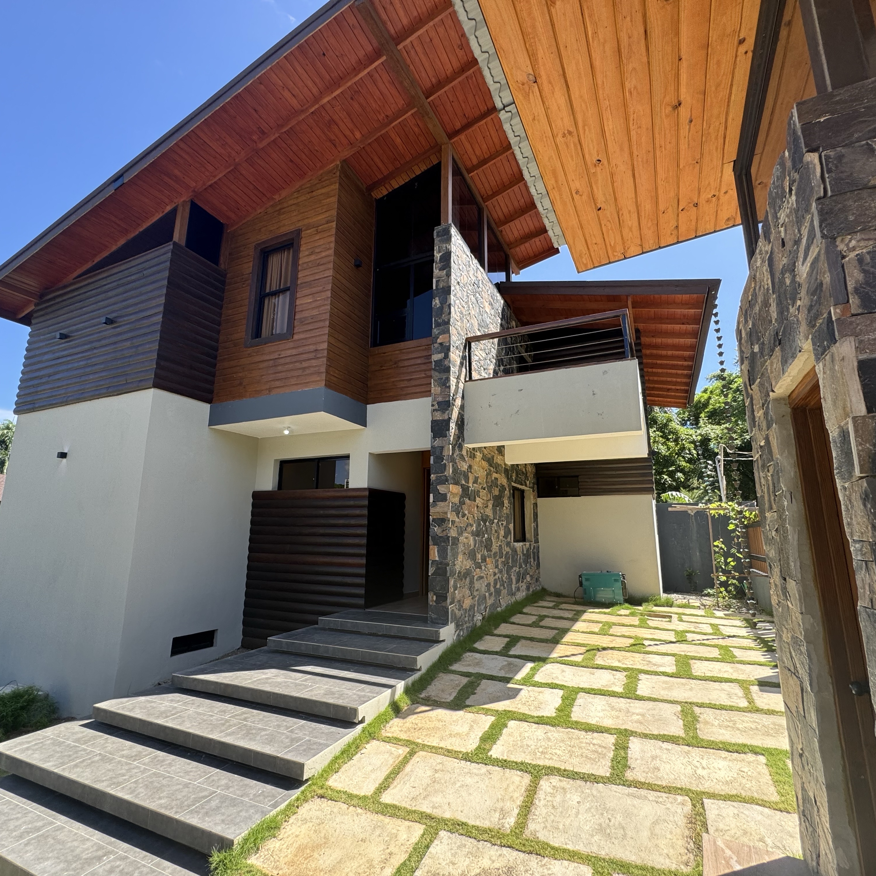 casas vacacionales y villas - VILLA moderna en Venta totalmente amueblada en Jarabacoa , Res. Cerrado 