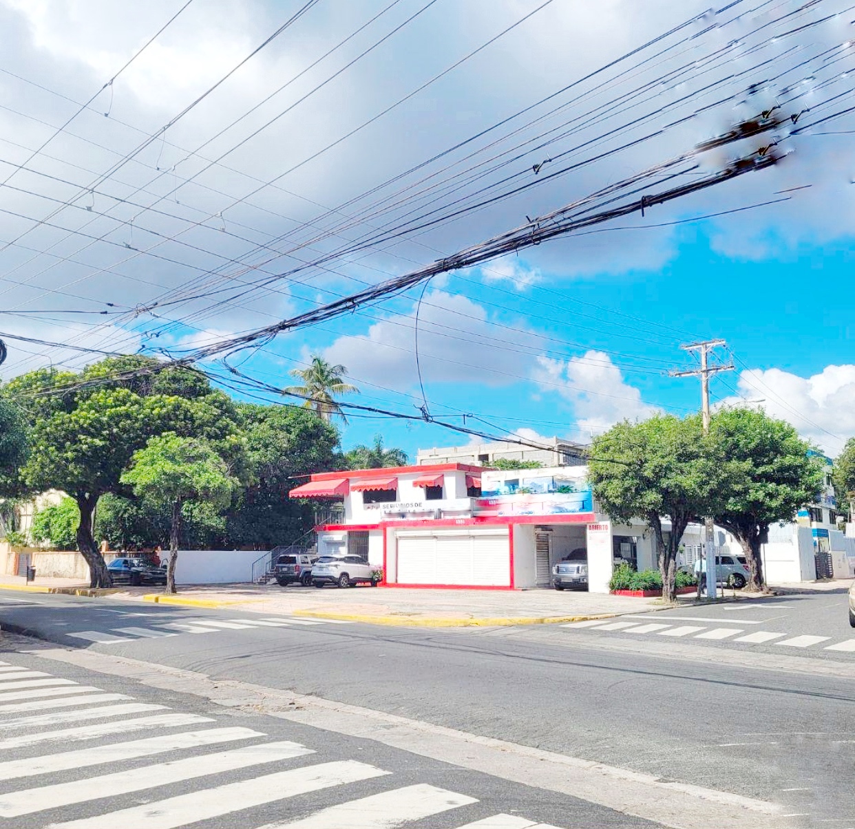 oficinas y locales comerciales - Excelente propiedad esquinera  1