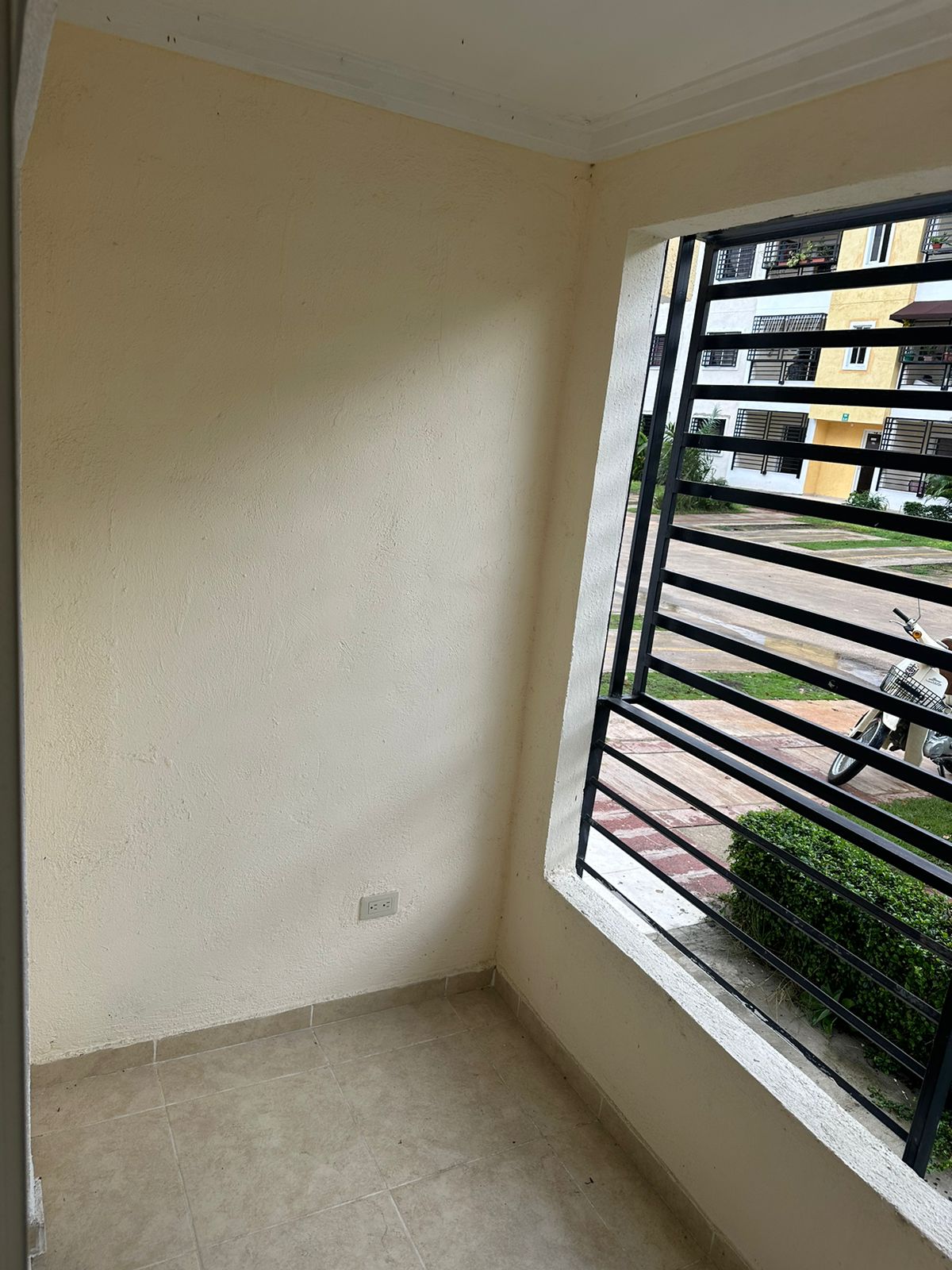 apartamentos - oportunidad vendo apto como nuevo en residencial paseo del este 11 San Isidro  3