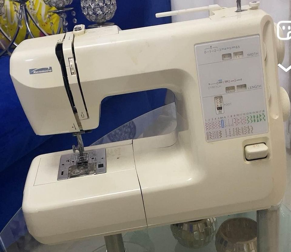 arte y antigüedades - Máquina de coser con su pedal  buenas condiciones