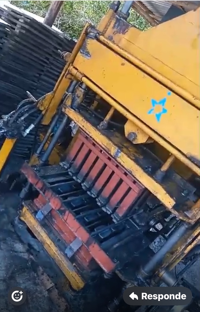 construccion e industrial - Máquina de block en funcionamiento 