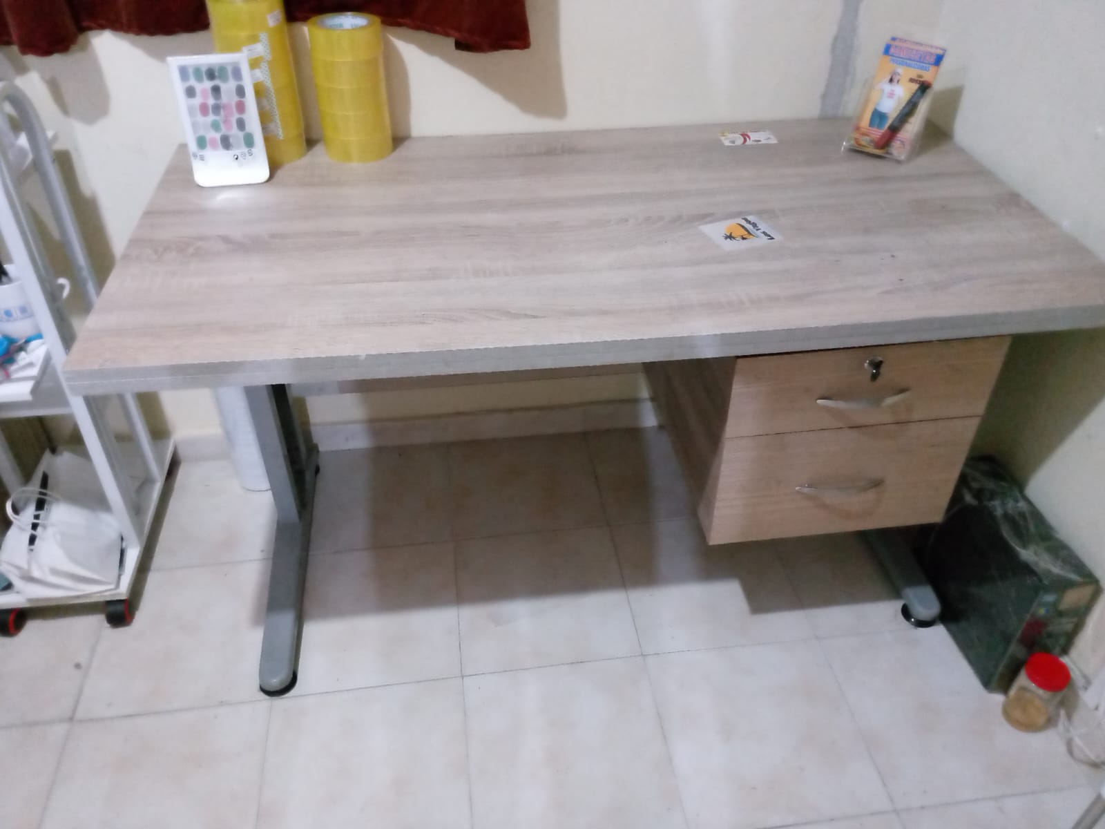 articulos de oficina - Escritorio grande con gavetas