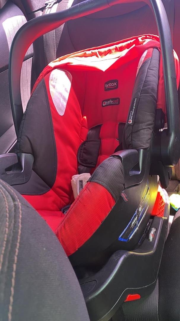 coches y sillas - car seat  con su base en optimas condiciones 