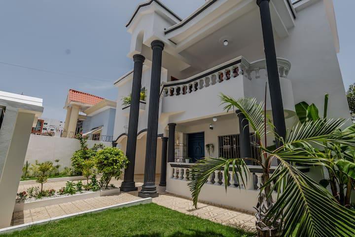 casas - Casa con 5 habitaciones y piscina en Corales del Sur, Santo Domingo Este 9