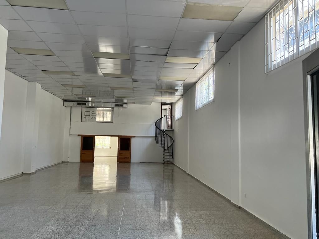 oficinas y locales comerciales - Alquilo local 300 mts en Gazcue 1er piso
 2