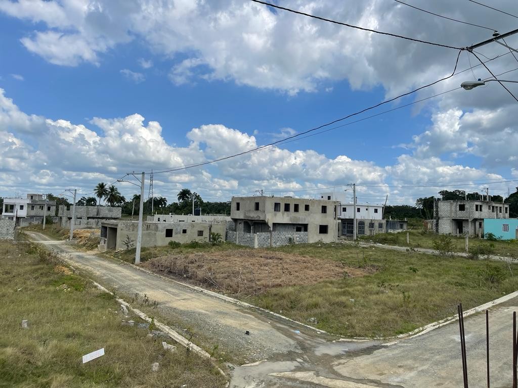 solares y terrenos - vendo solar   de 175mts.  en residencial doña luz tengo financiamento disponible 2