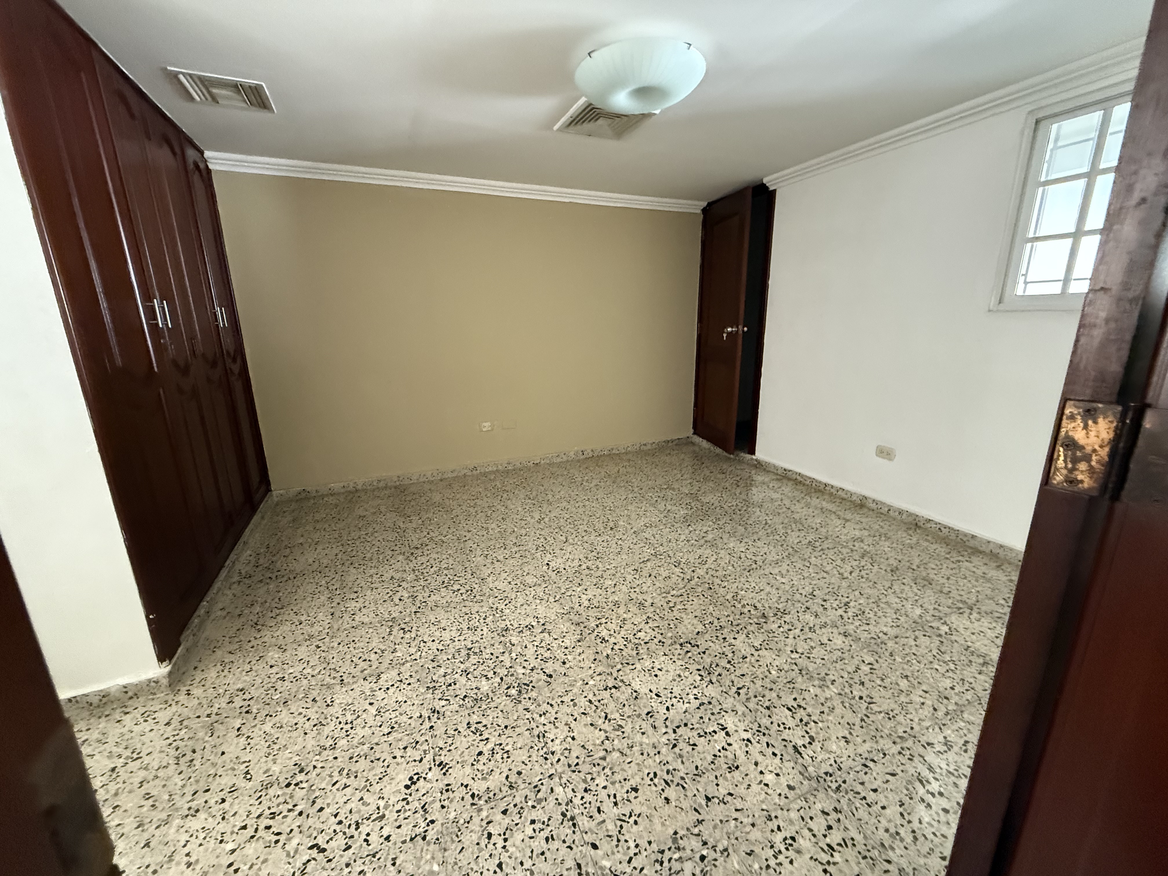 apartamentos - Alquiló naco primer nivel 32 mil pesos una hab 1.5 5