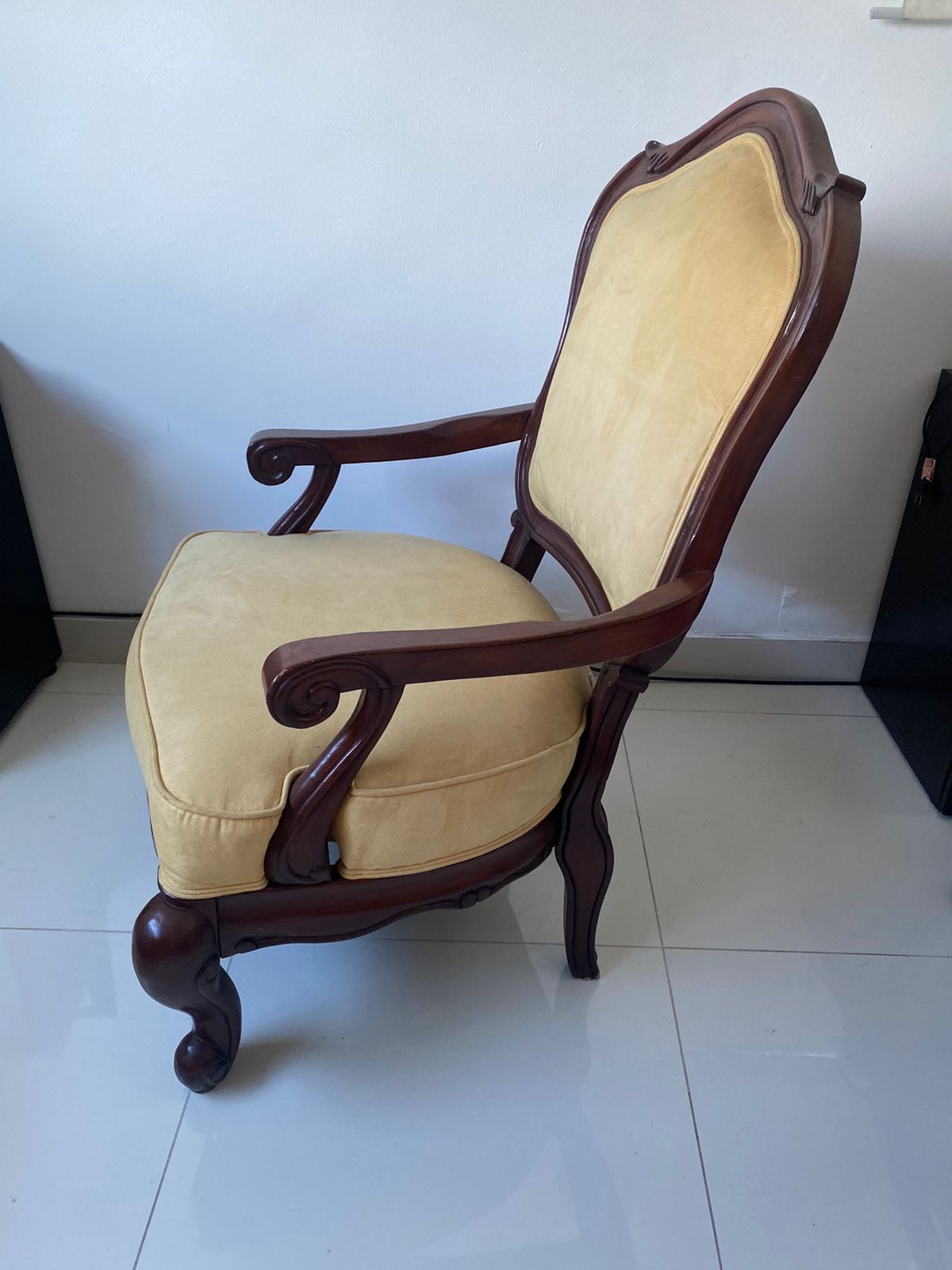 muebles y colchones - VENDO 2 HERMOSAS Y ELEGANTES BUTACAS EN CAOBA 1