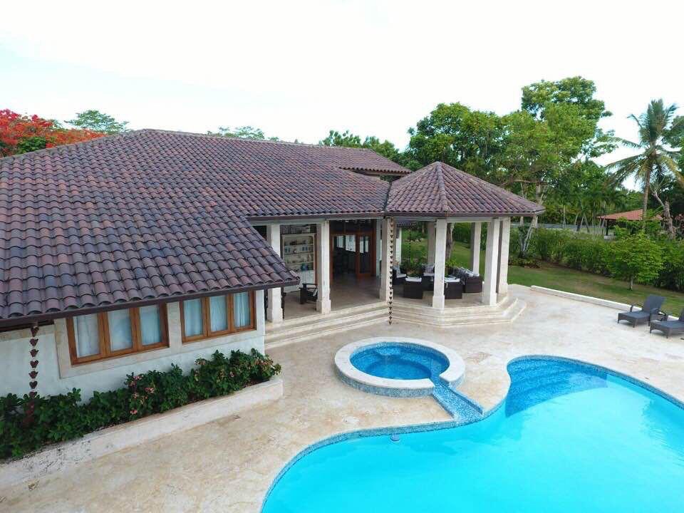 casas vacacionales y villas - Vendo villa en La Romana casa de campo 
2,000 Mts2. De solar 
550 mts2. De c
