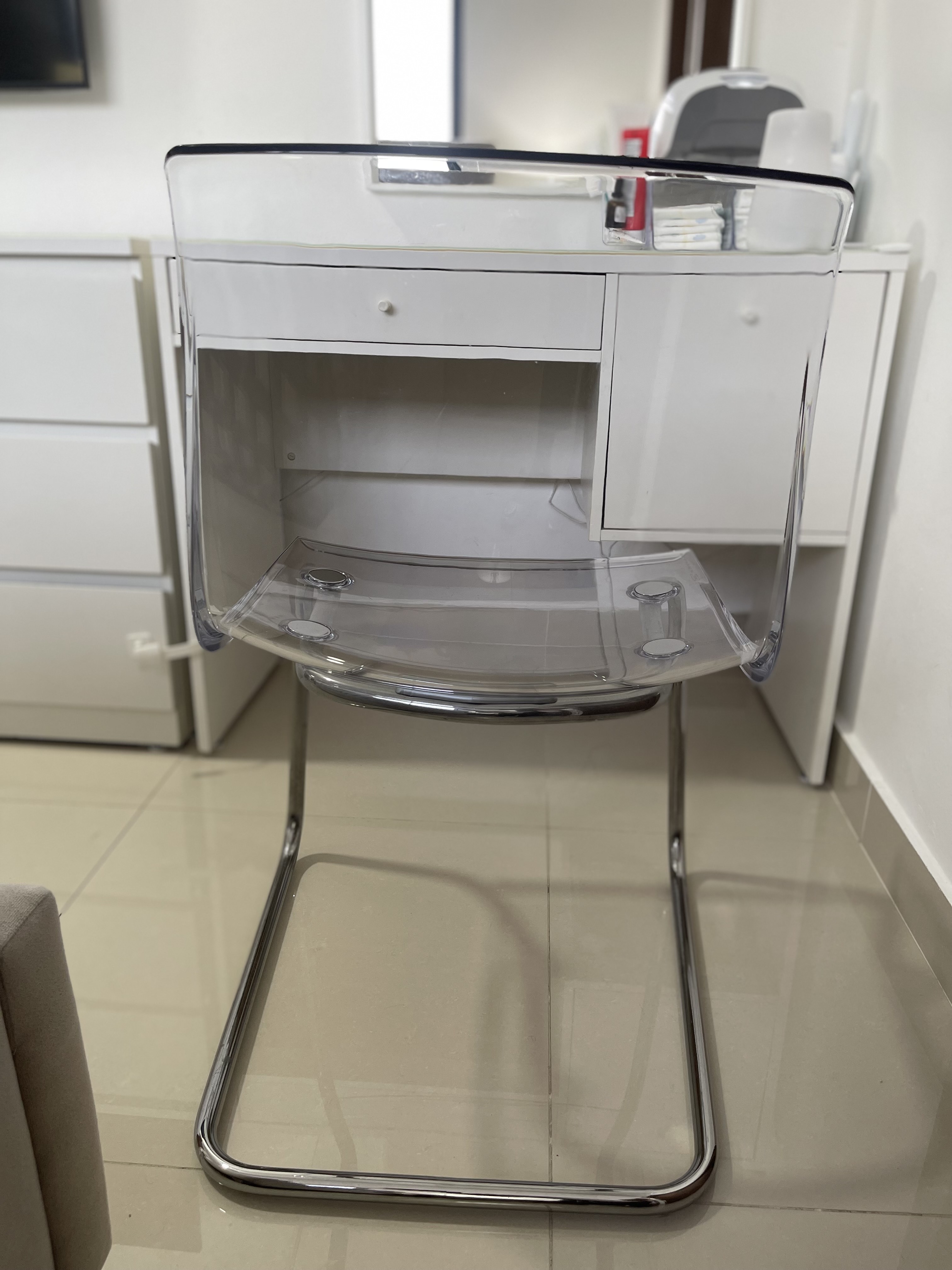 muebles y colchones - Vendo silla transparente/cromado, nueva. 
 4