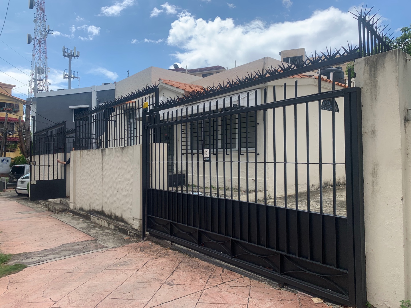 casas - Vendo casa en Gazcue lista para usar 
Excelente para oficinas o clínica  0