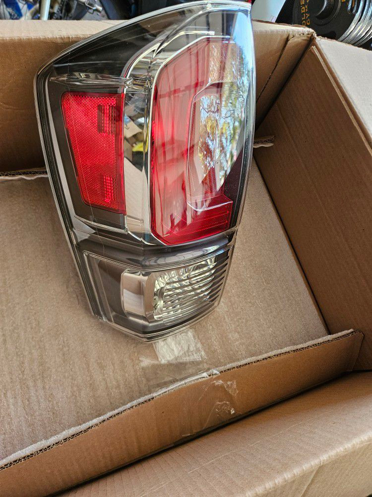 repuestos - Vendo Farol  Trasero para 2016-2022 Toyota Tacoma  HALOGEN 