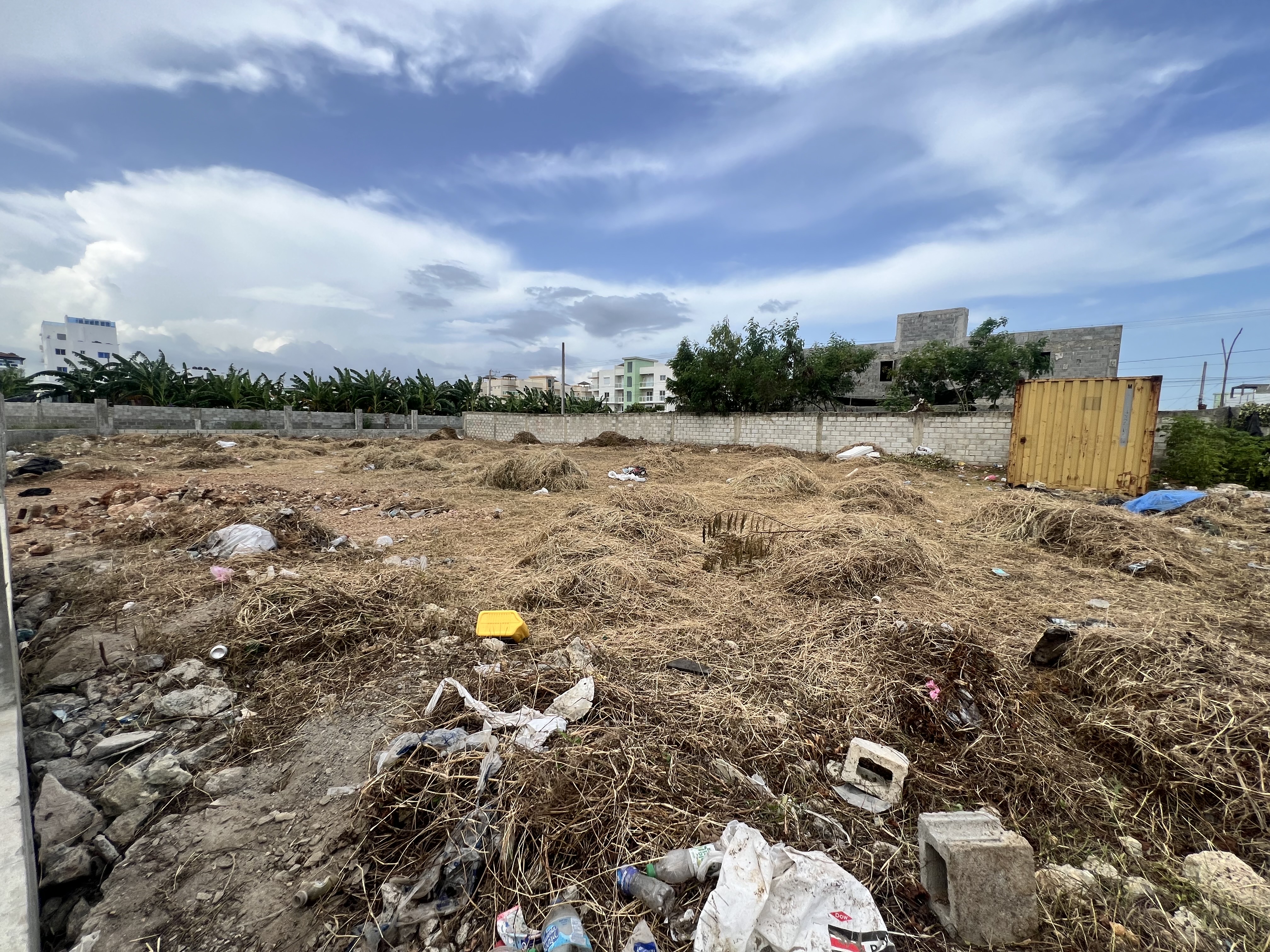 solares y terrenos - Se alquila local comercial de 900mts en la autopista de san Isidro  2