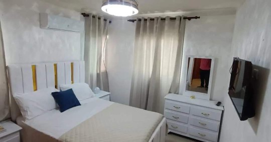 apartamentos - Amueblada 1er piso con patio privado atrás de homs por temporada corta o larga  3