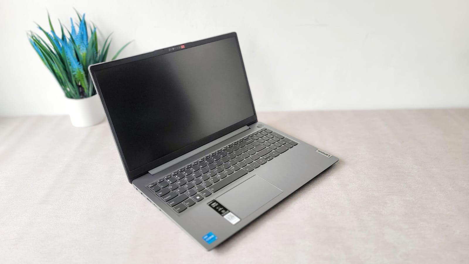computadoras y laptops - LAPTOP LENOVO IDEAPAD i5 12TH, 8GB, 15.6 PLG, 256 SSD 2