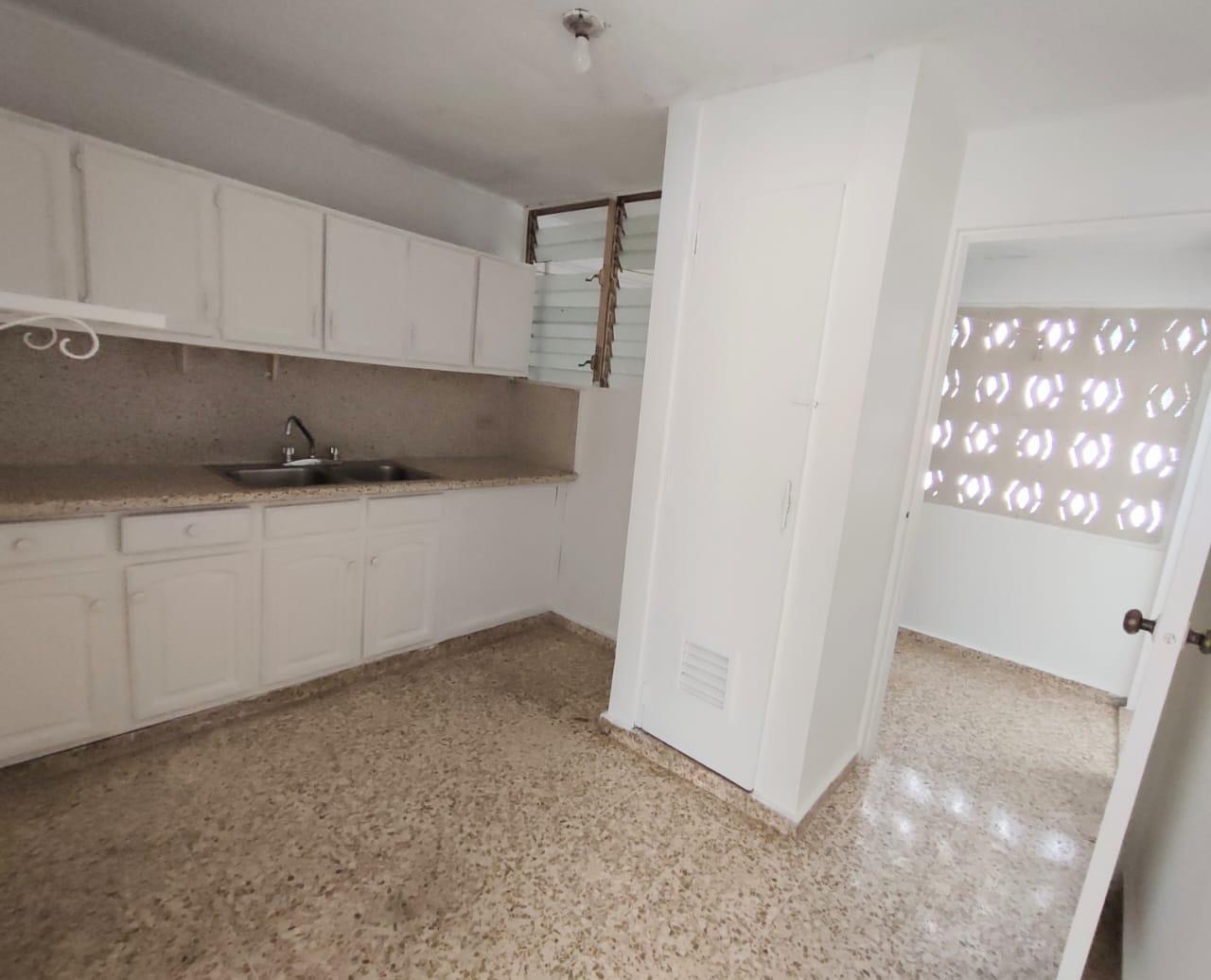 apartamentos - Alquiló piantini dos habitaciones segundo nivel baño parqueo servicio  5