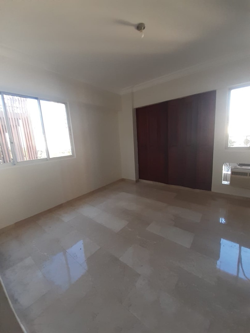 apartamentos - Vendo apto en serralles , frente al parque,  piso alto de 160 mts, con 3 hab 7