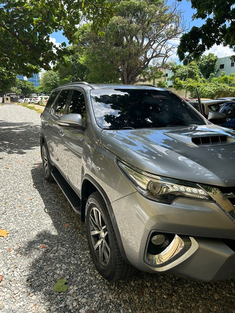 jeepetas y camionetas - Toyota Fortuner SRV 2017, óptimas condiciones 8