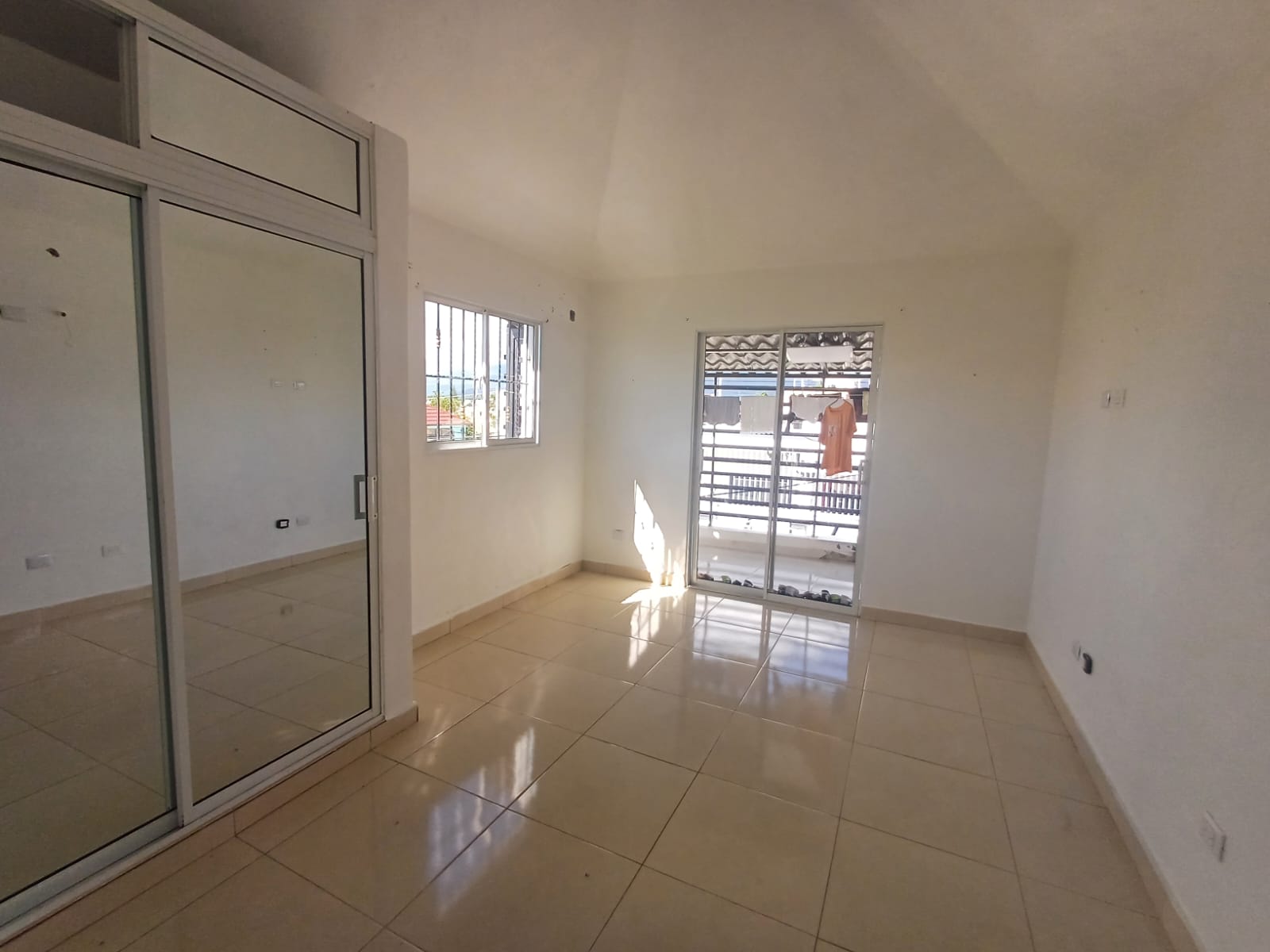 casas - CASA EN VENTA EN LOS PRADOS DEL REY, SANTIAGO. 3