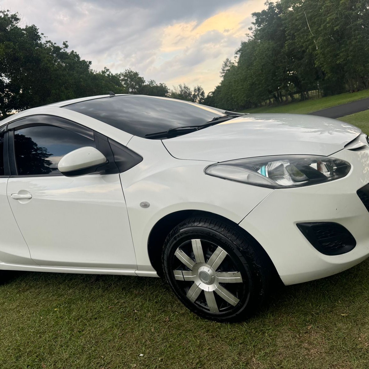 carros - mazda demio 2013