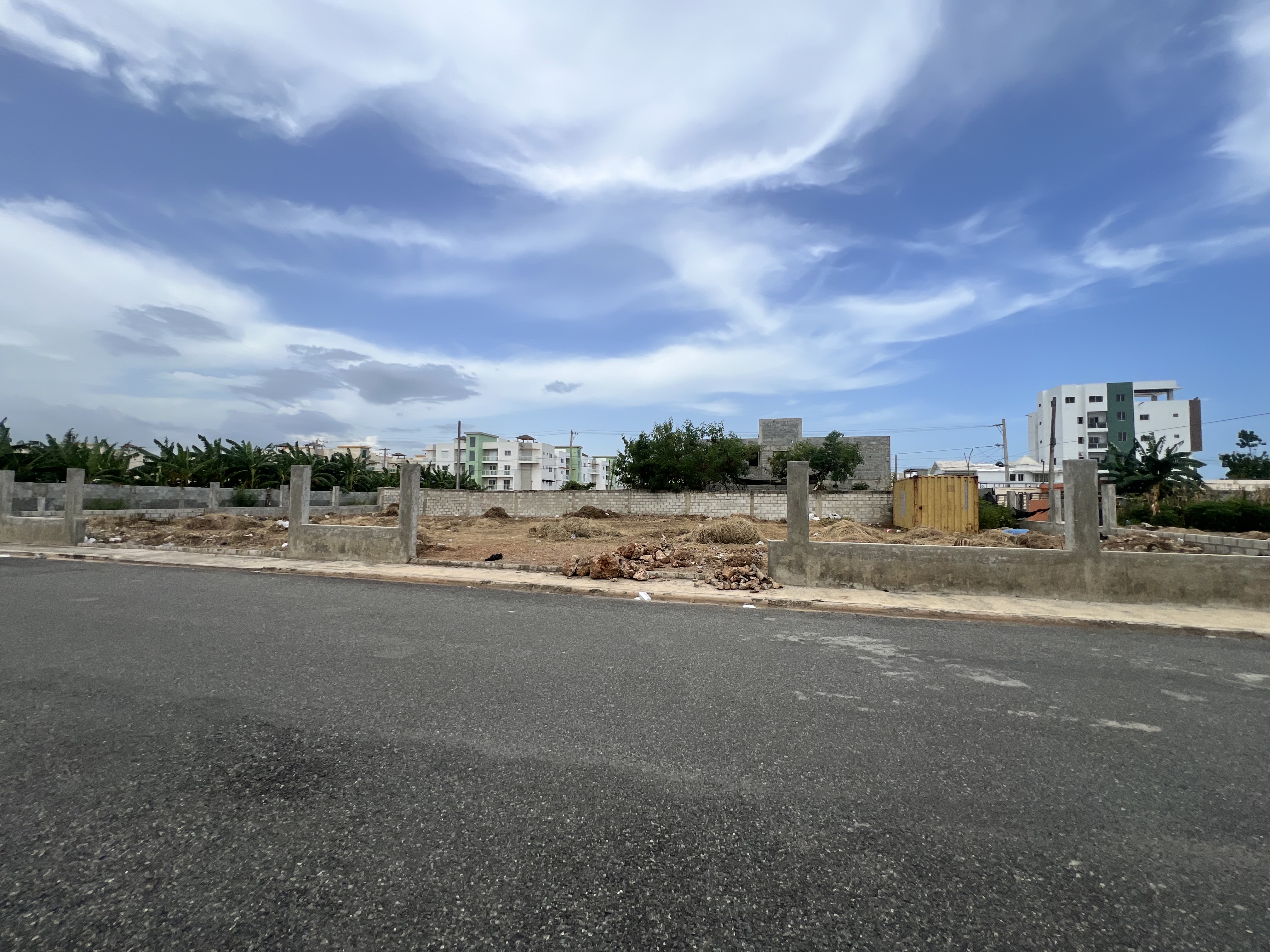 solares y terrenos - Se alquila local comercial de 900mts en la autopista de san Isidro  1