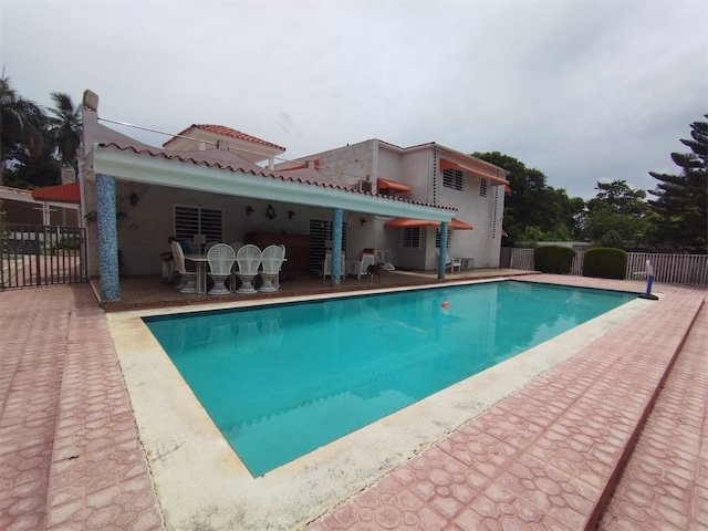 casas vacacionales y villas - ▶️Se Vende Casa Tipo Villa de 2 Niveles con Piscina en Boca Chica📍🏡🌴☀️3000mts