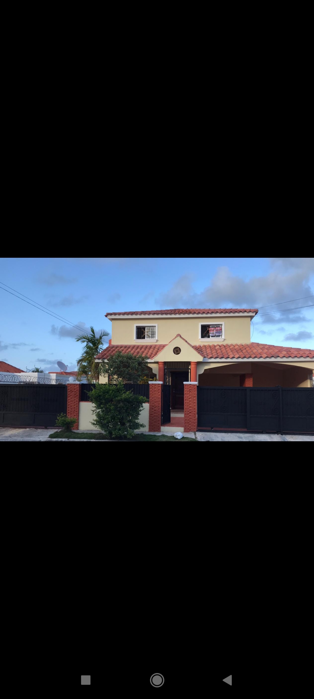 casas vacacionales y villas - Casa de 2 Niveles En Pueblo Bavaro 3 Dormitorios Más Habitacion servicios 4