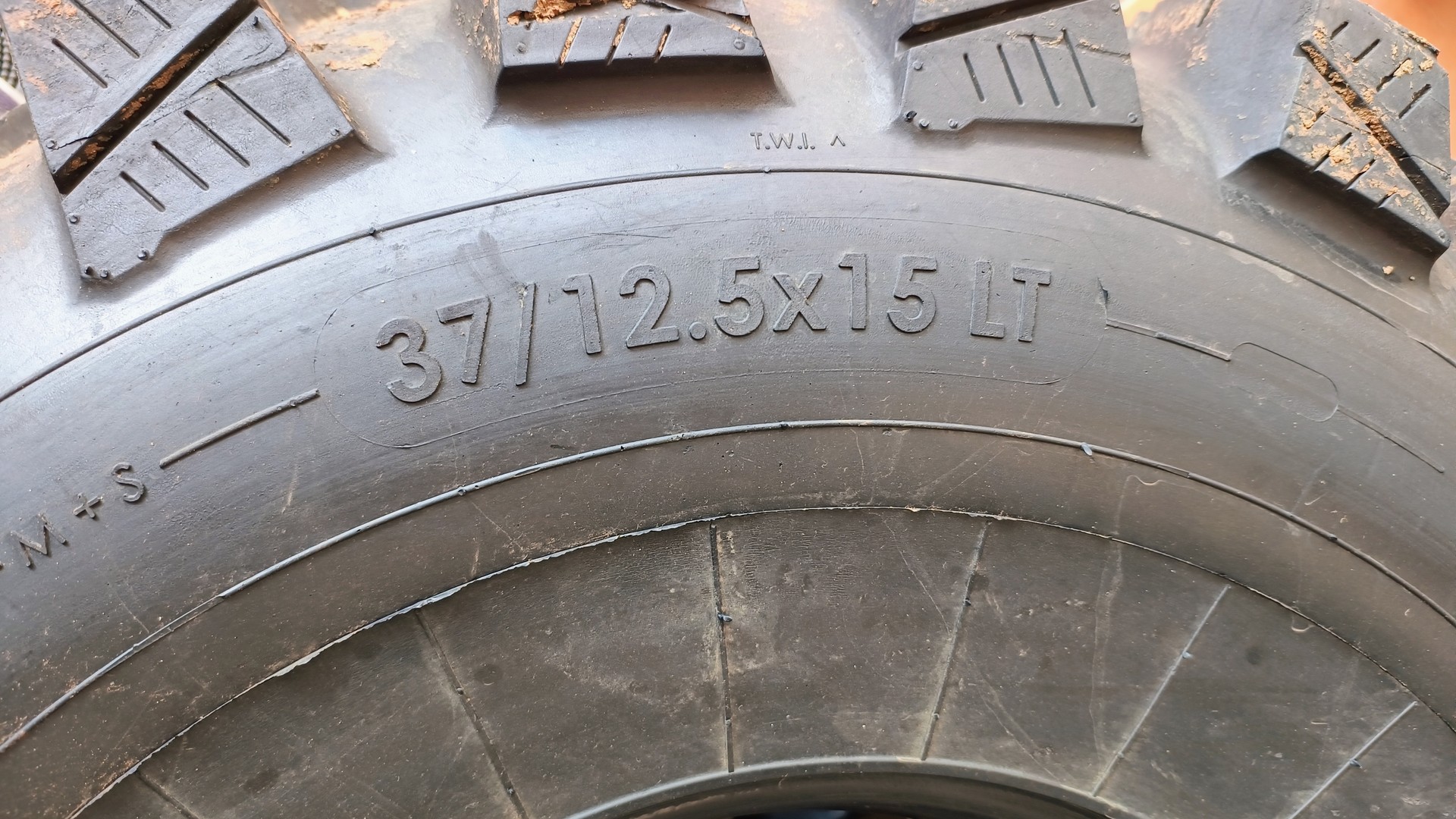 repuestos - Gomas Genius Versátil 37x12.5R15