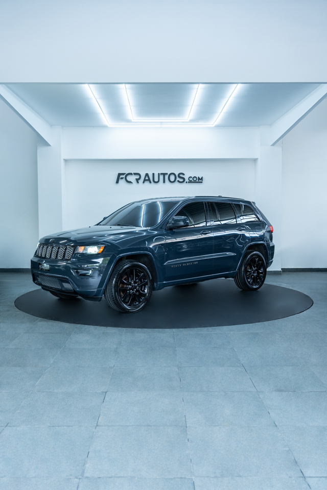 jeepetas y camionetas - JEEP GRAND CHEROKEE LAREDO 2018