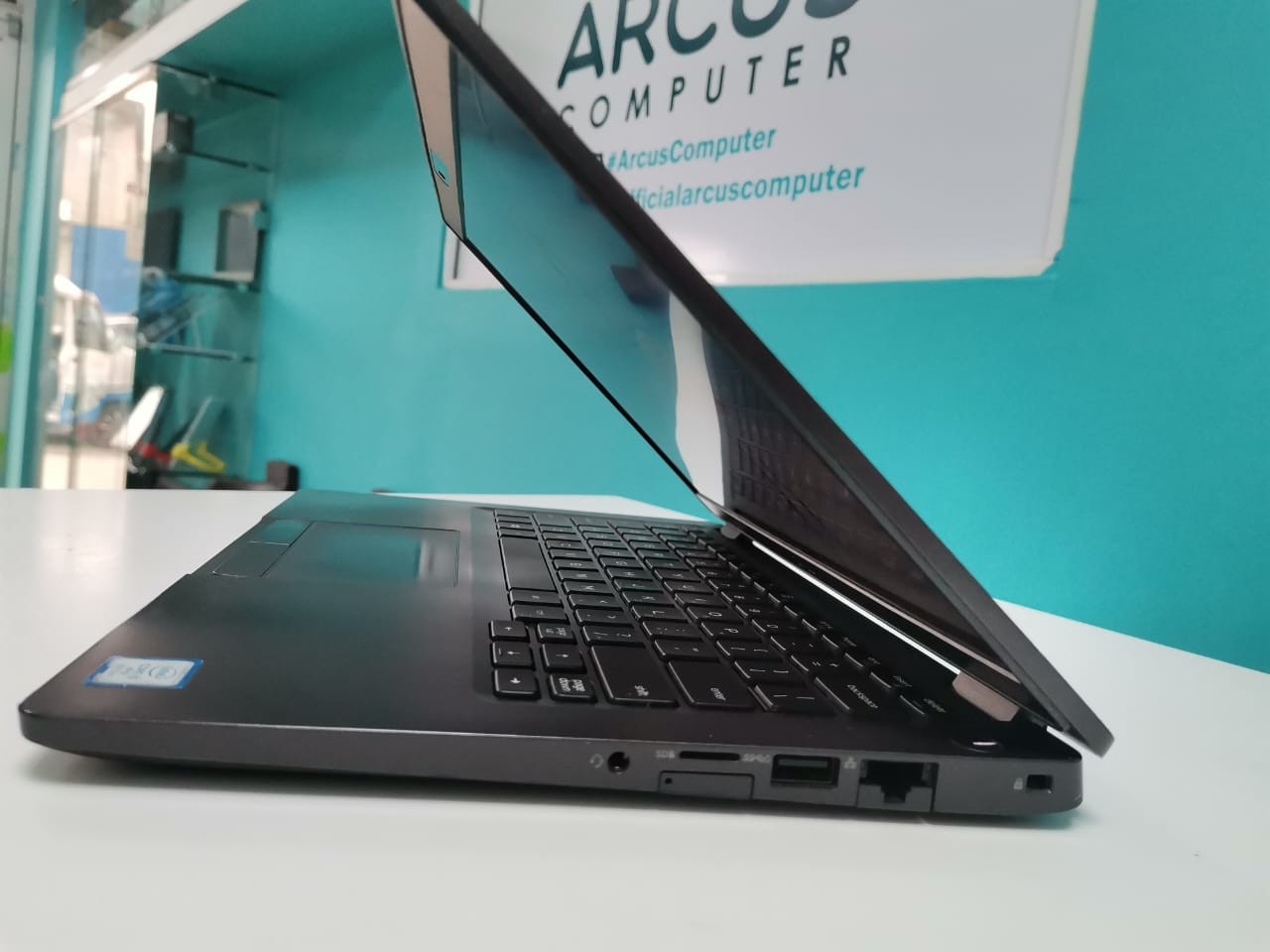 computadoras y laptops - Laptop, Dell Latitude 5300  / 8th Gen, Intel Core i5 / 8GB DDR4 / 256GB SSD.

 3