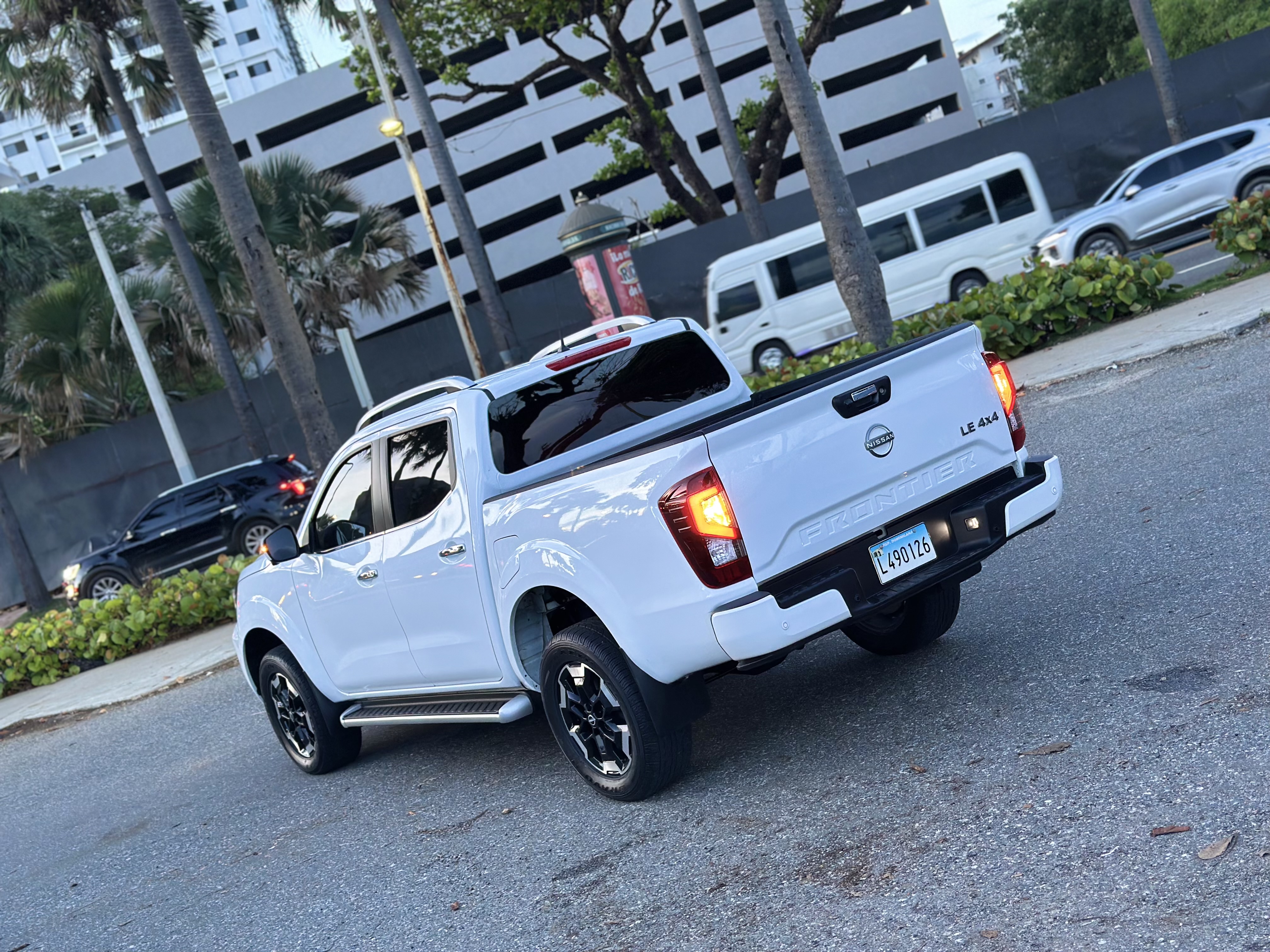 jeepetas y camionetas - 2024 NISSAN FRONTIER LE 4x4 NEGOCIABLE 3