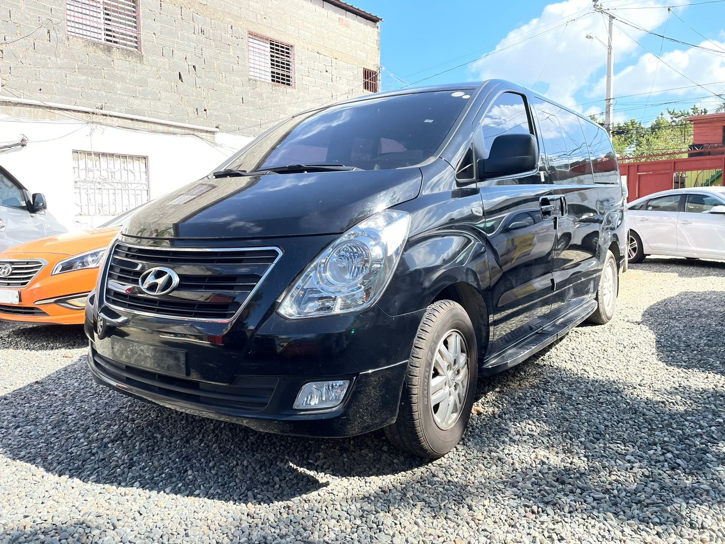 jeepetas y camionetas - HYUNDAI GRAND STAREX 2017 NEGRA