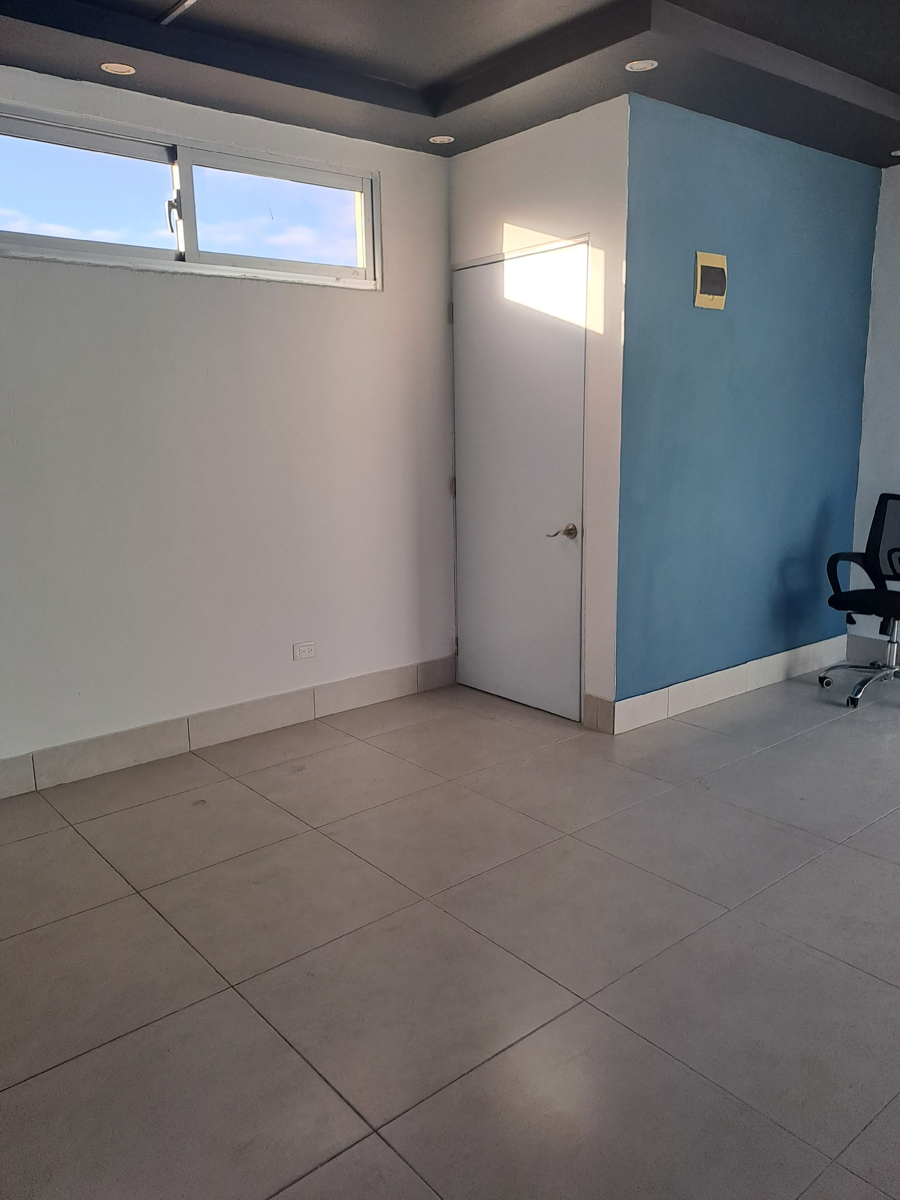 oficinas y locales comerciales - Alquilo local 3er piso 40 mts rn los prados  7